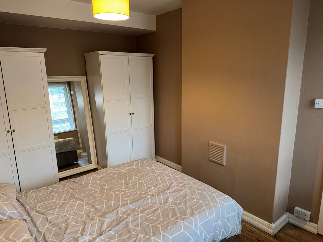 Flat Long Lane in Greater London