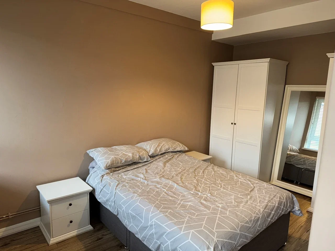 Flat Long Lane in Greater London