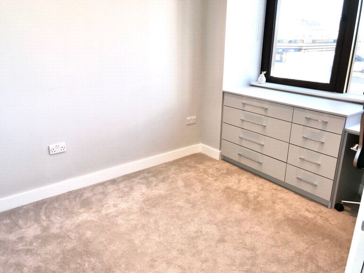 Flat Kenton Road in Greater London