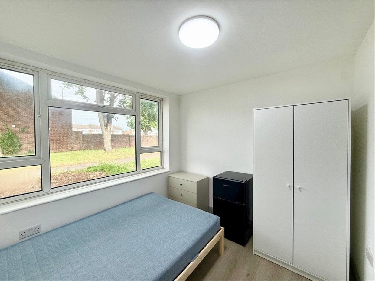 Room Spackmans Way in Slough
