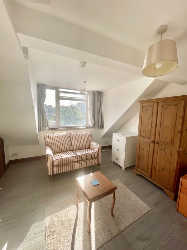 Room Bell Brook Rise in Greater London