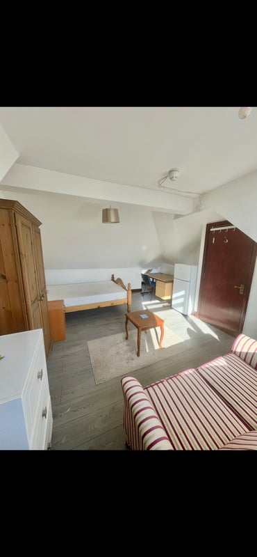 Room Bell Brook Rise in Greater London