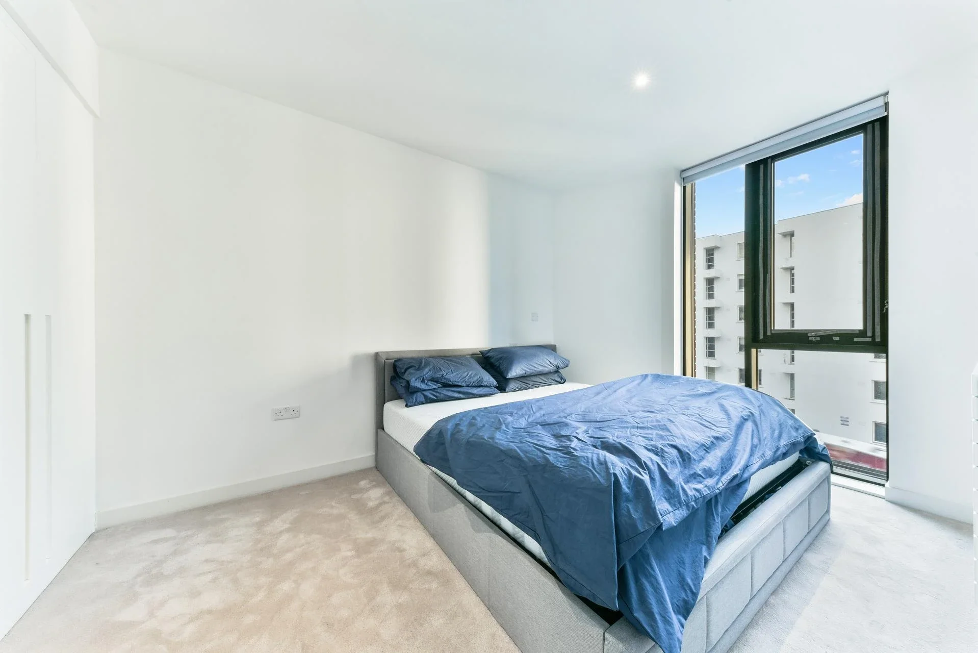 Flat Rawsthorne Close in Greater London