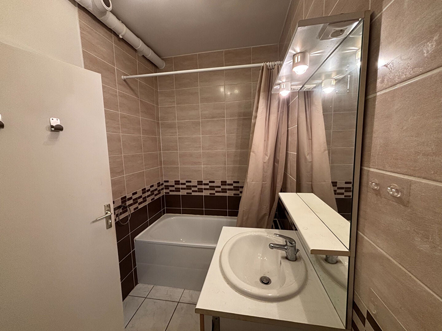 Flat Rue du Docteur Hubert in Neuville-sur-Ain