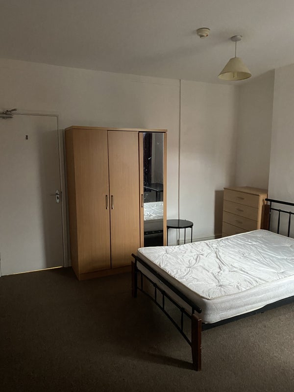 Room Fosse Road North in Leicester