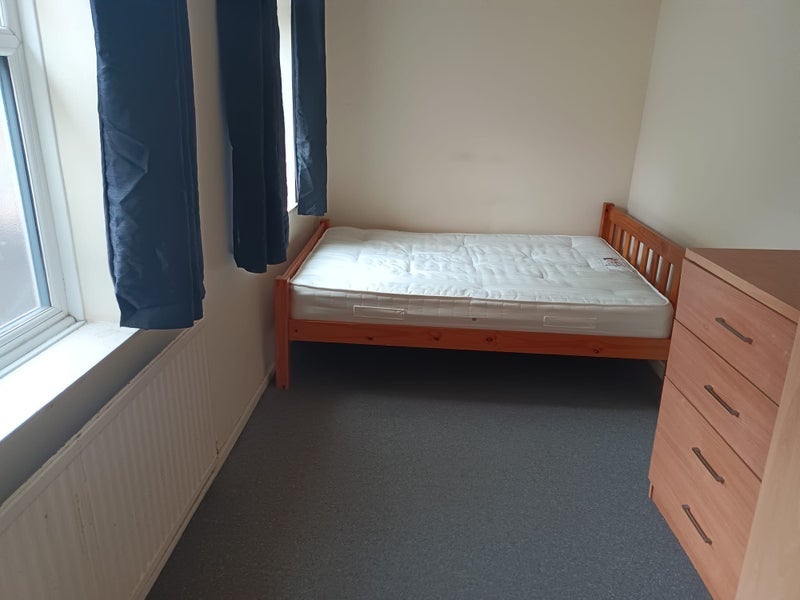 Room Fosse Road North in Leicester