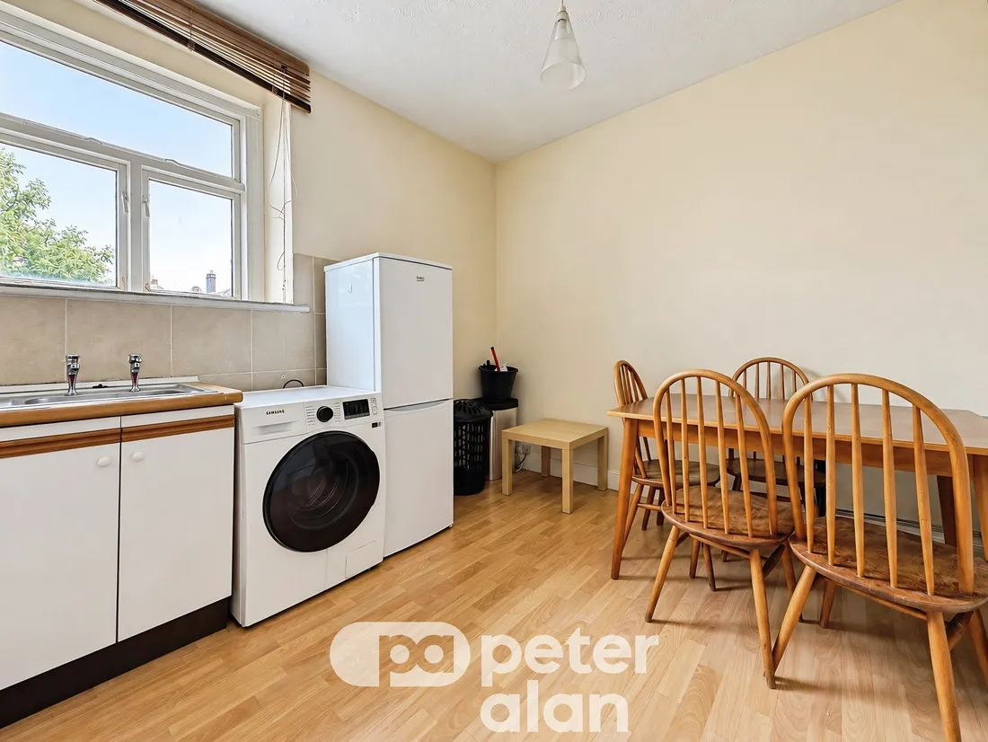 Flat Moira Terrace in Cardiff