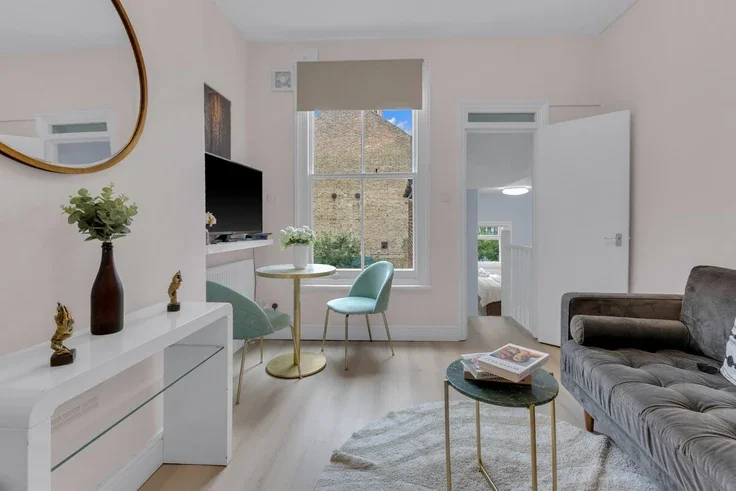 Flat Loris Road in Greater London
