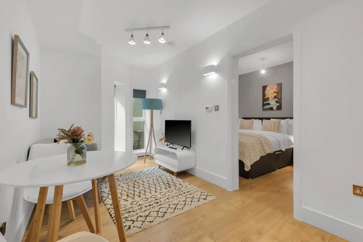 Flat Loris Road in Greater London