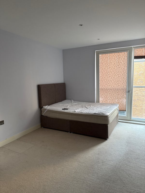 Room Grand Canal Avenue in Greater London