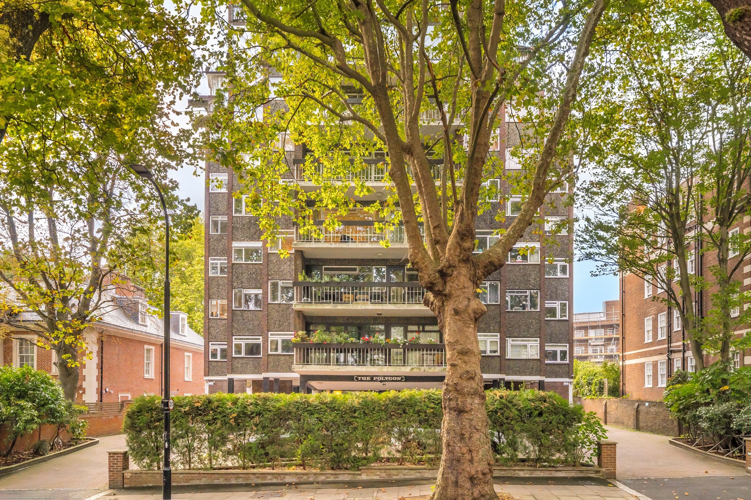 Flat Avenue Road in Greater London