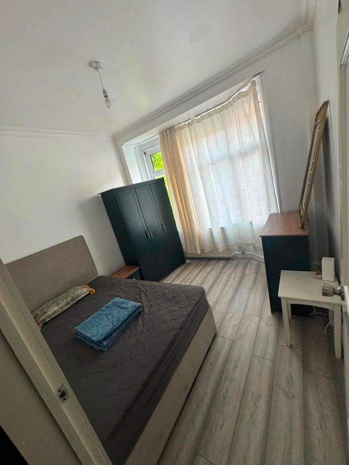Room Sunnyside Road South in Greater London