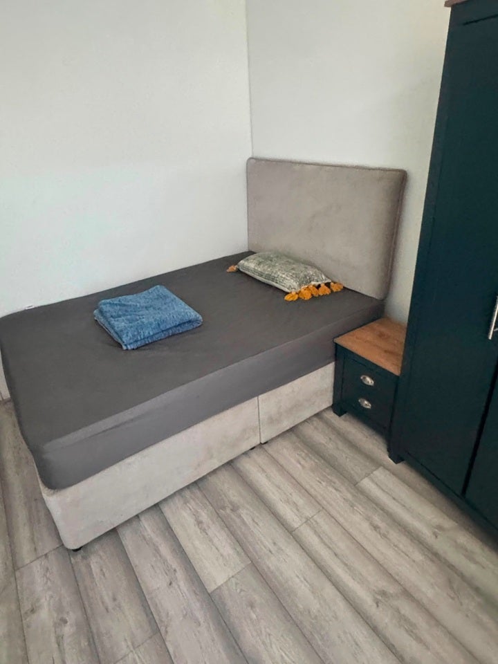 Room Sunnyside Road South in Greater London
