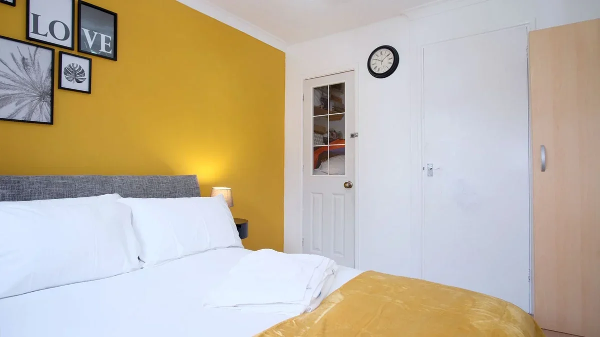 Flat Burdetts Road in Greater London