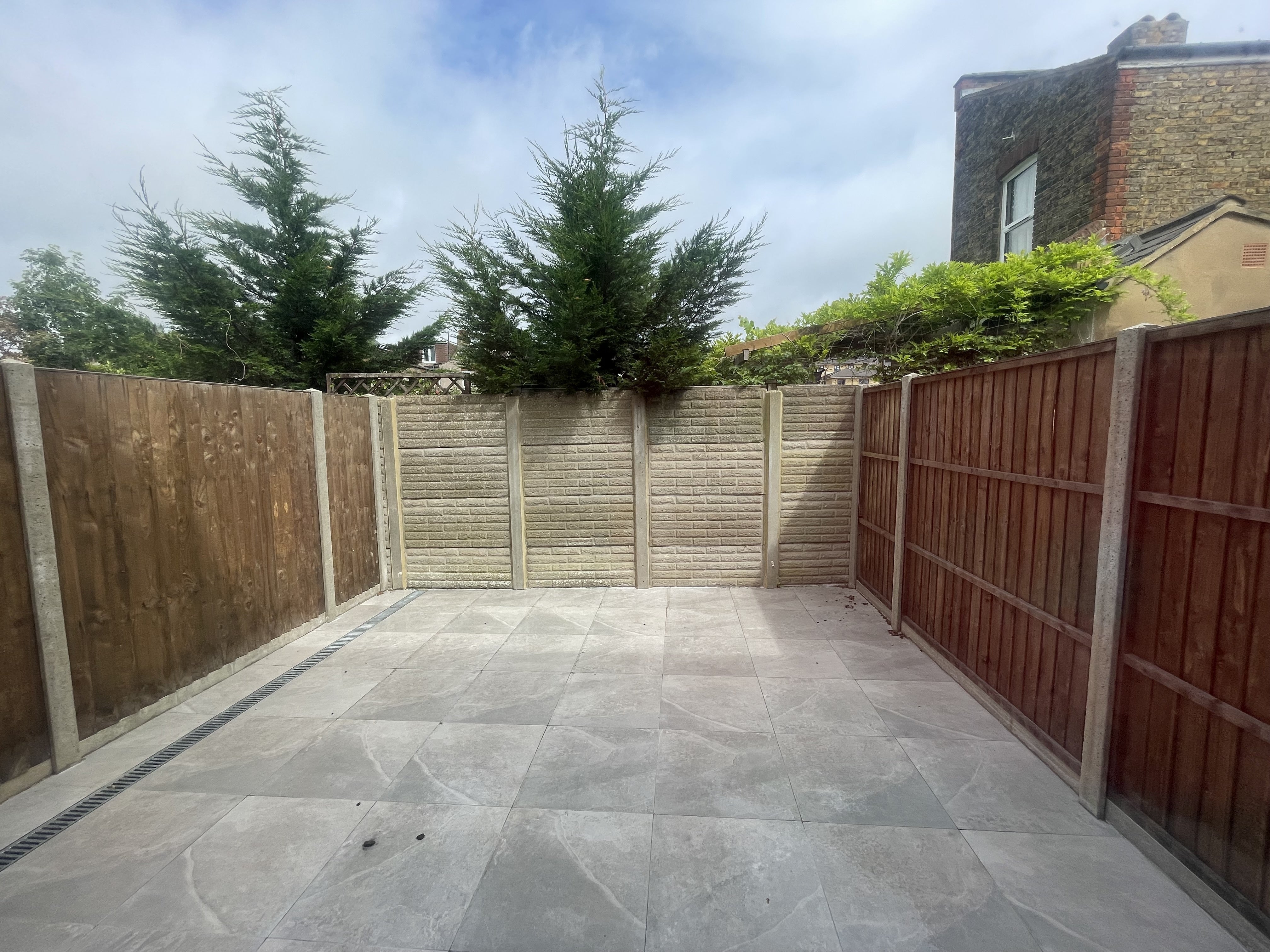Flat Halons Road in Greater London