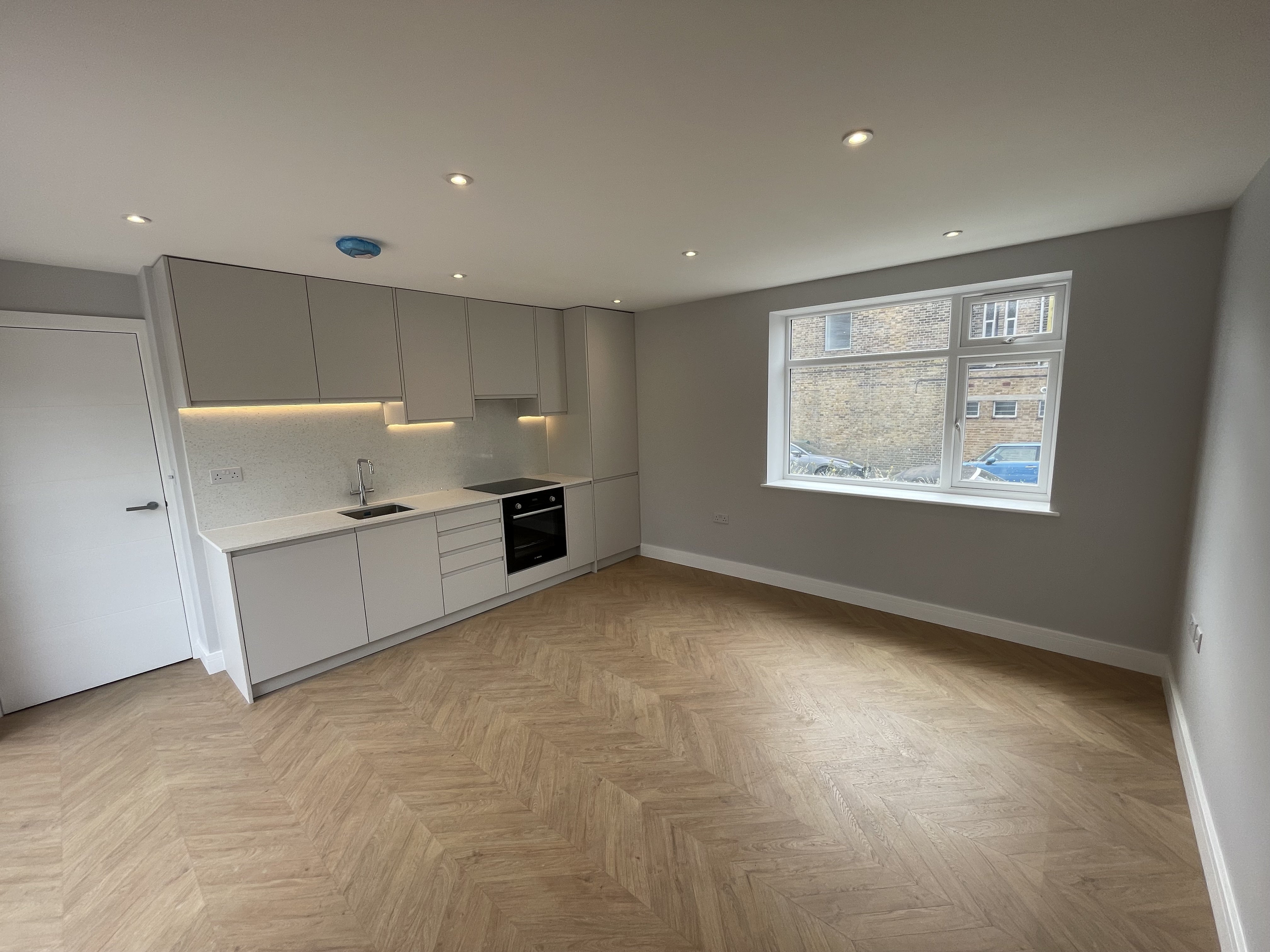 Flat Halons Road in Greater London
