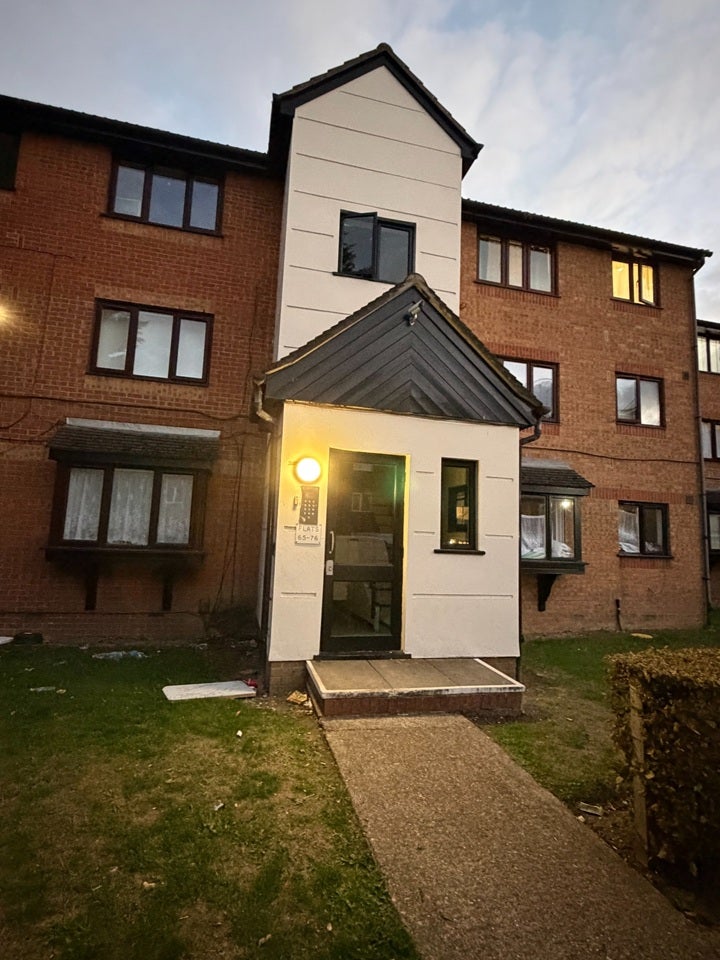 Flat Plowman Close in Greater London