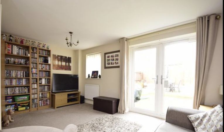 Room Whitefield Road in Bristol