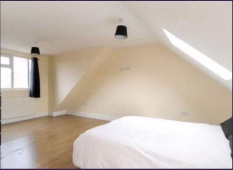 Flat Charlton Park Lane in Greater London
