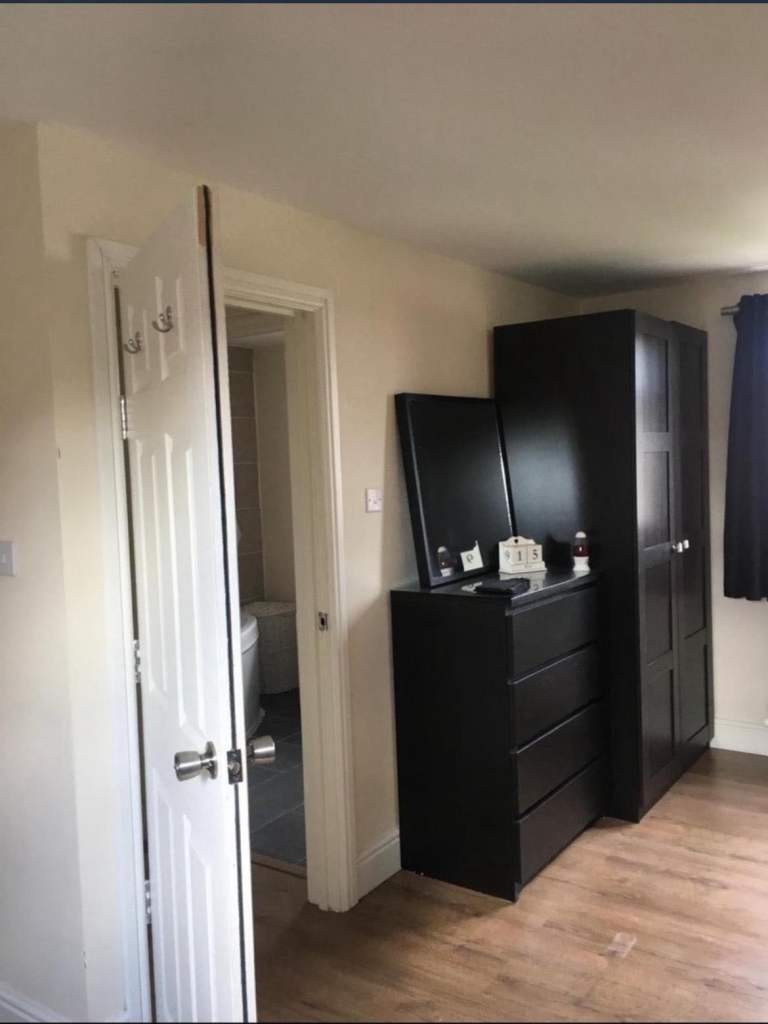 Flat Charlton Park Lane in Greater London