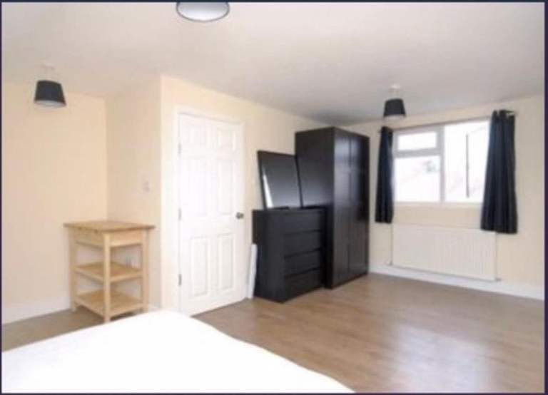Flat Charlton Park Lane in Greater London