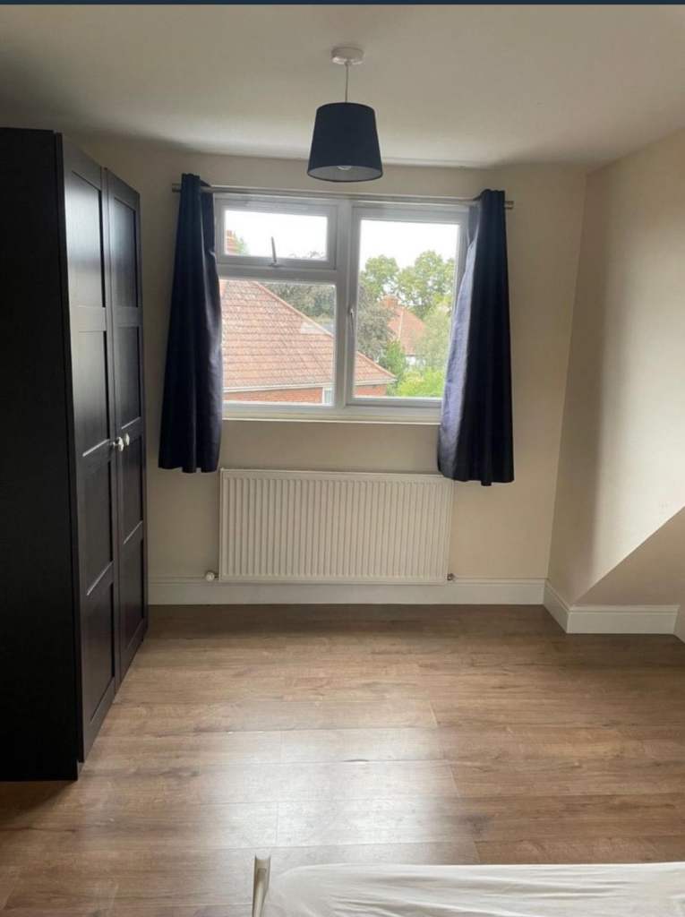 Flat Charlton Park Lane in Greater London