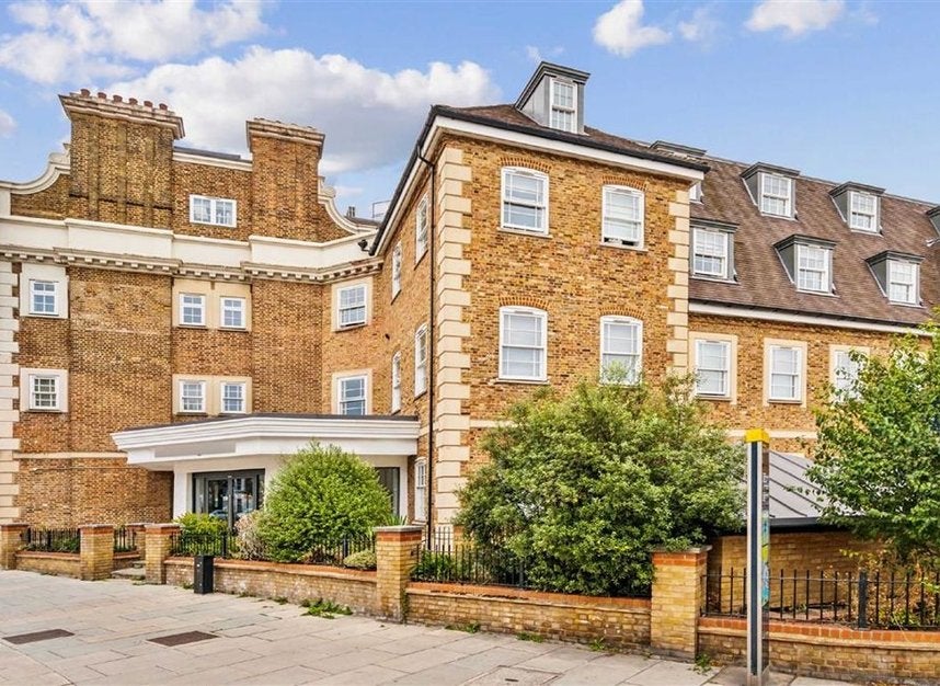 Flat Spring Grove in Greater London