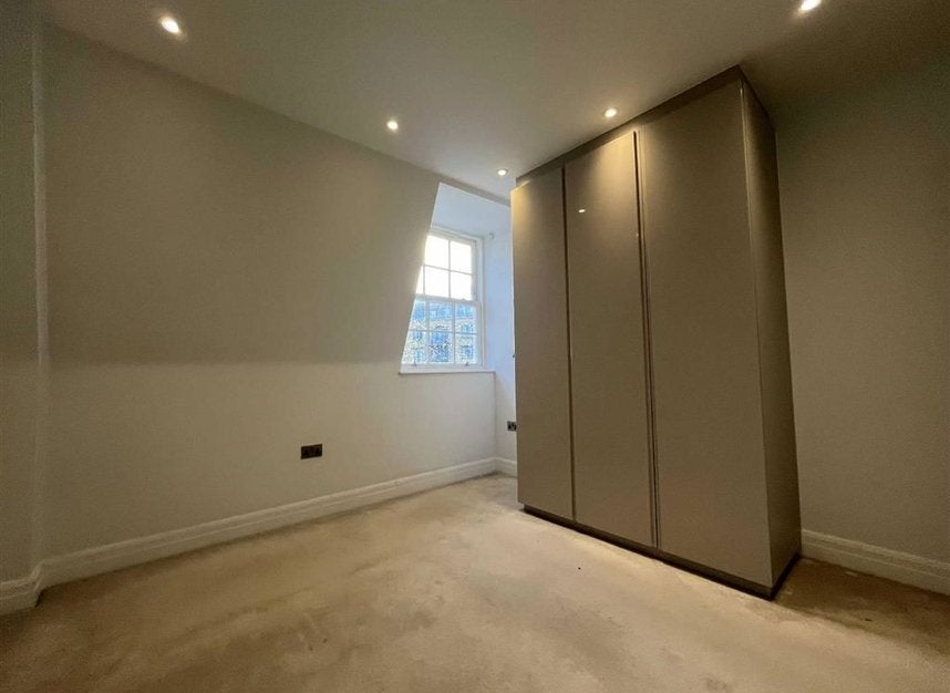 Flat Spring Grove in Greater London