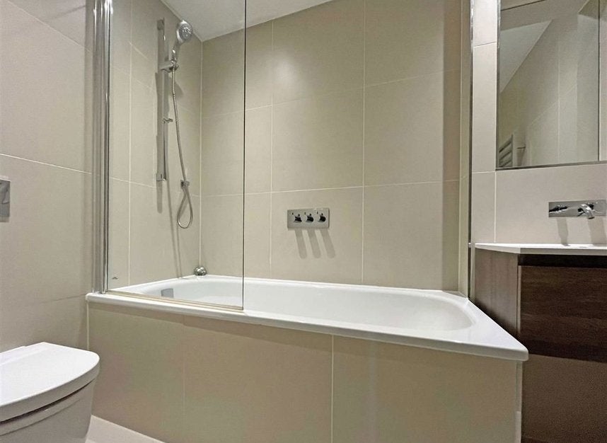 Flat Spring Grove in Greater London