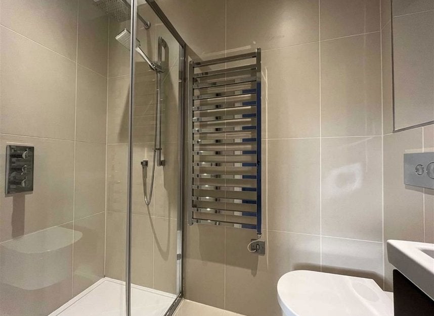 Flat Spring Grove in Greater London
