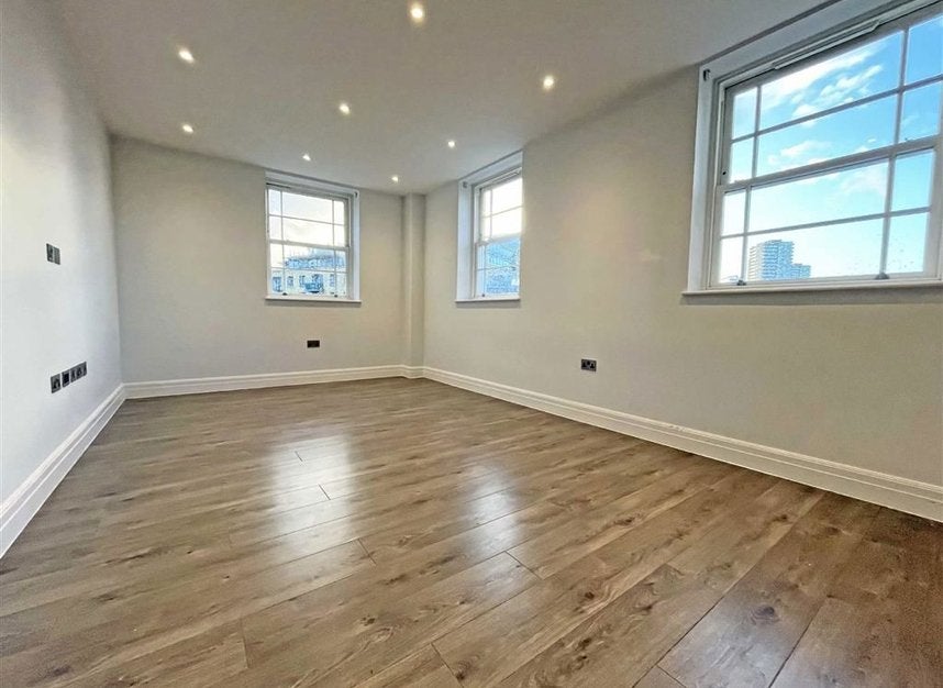 Flat Spring Grove in Greater London