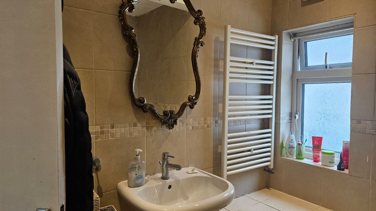 Room Sherwood Road in Greater London