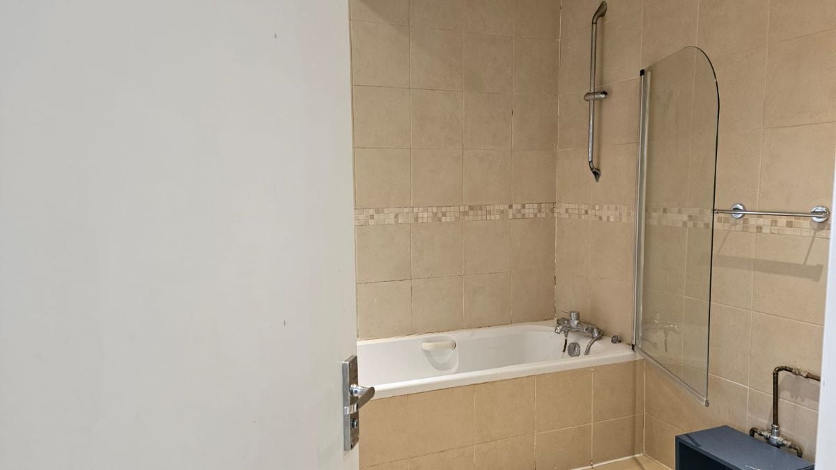 Room Sherwood Road in Greater London