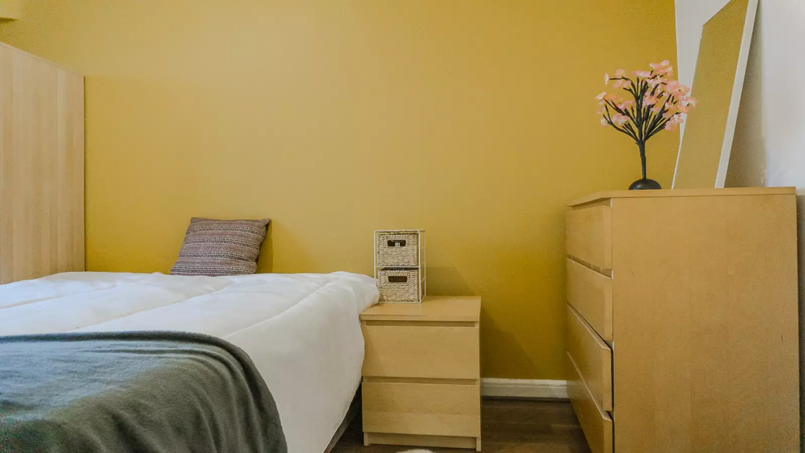 Flat Gloucester Gardens in City of Westminster