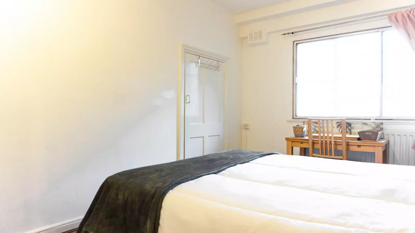 Flat Gloucester Gardens in City of Westminster