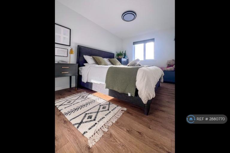 Flat Longfield Drive in Greater London