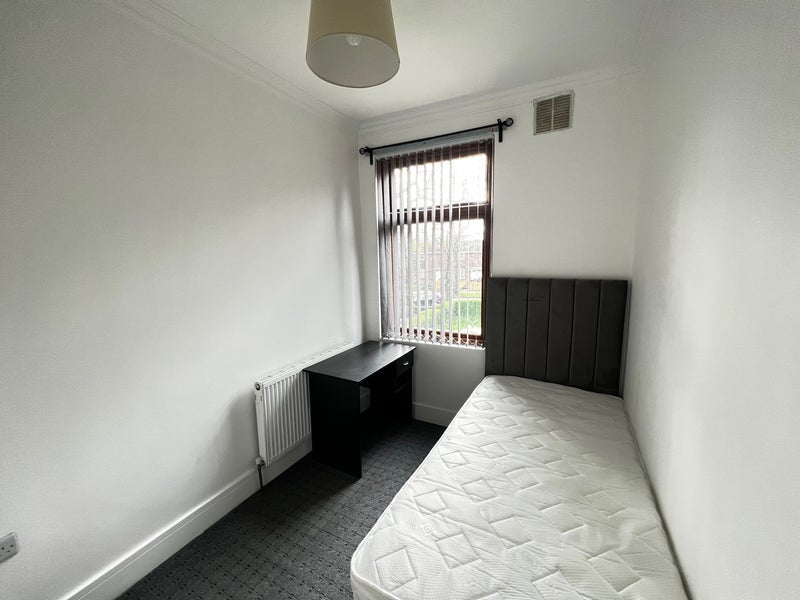 Room Gipton Avenue in Leeds