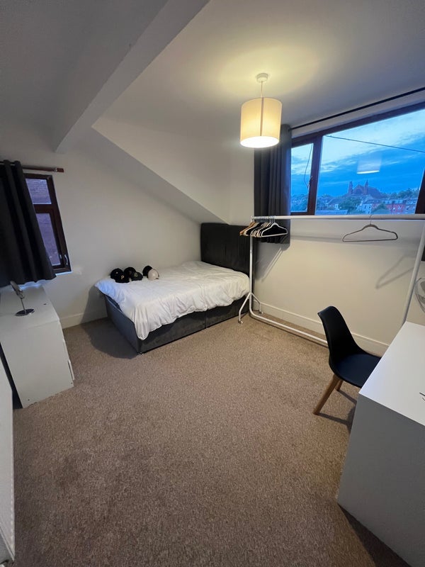 Room Gipton Avenue in Leeds