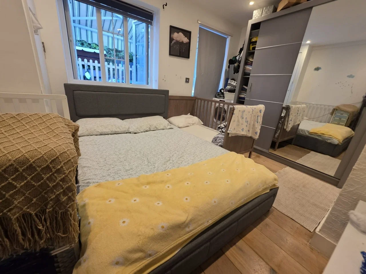 Flat Hoylake Road in Greater London