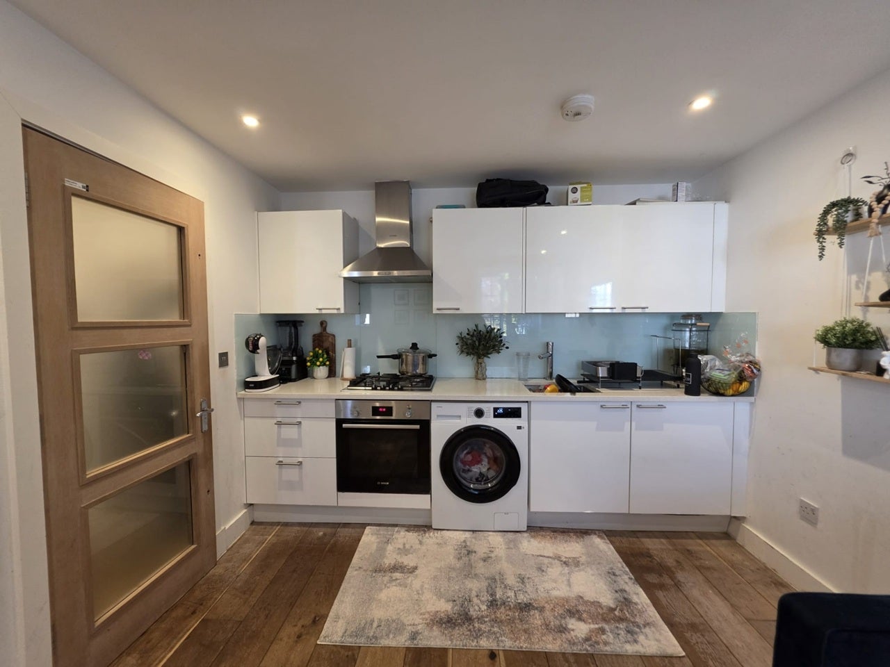 Flat Hoylake Road in Greater London