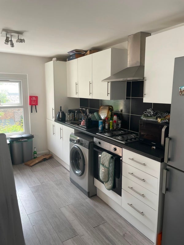 Room Dynevor Road in Greater London