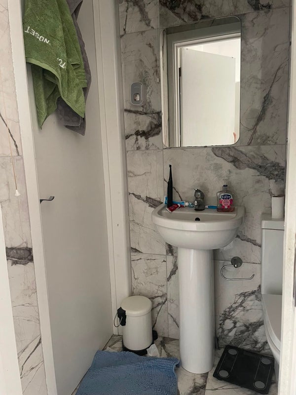 Room Dynevor Road in Greater London