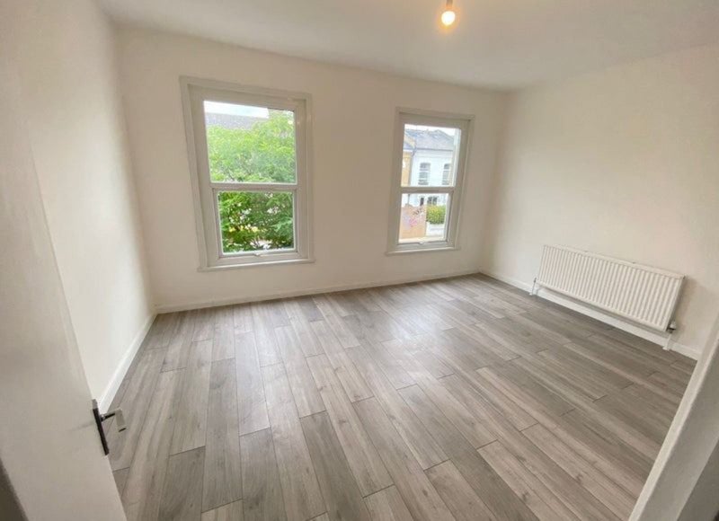 Room Dynevor Road in Greater London