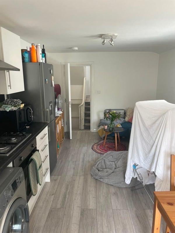 Room Dynevor Road in Greater London