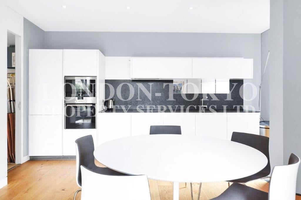 Flat Holland Street in Greater London