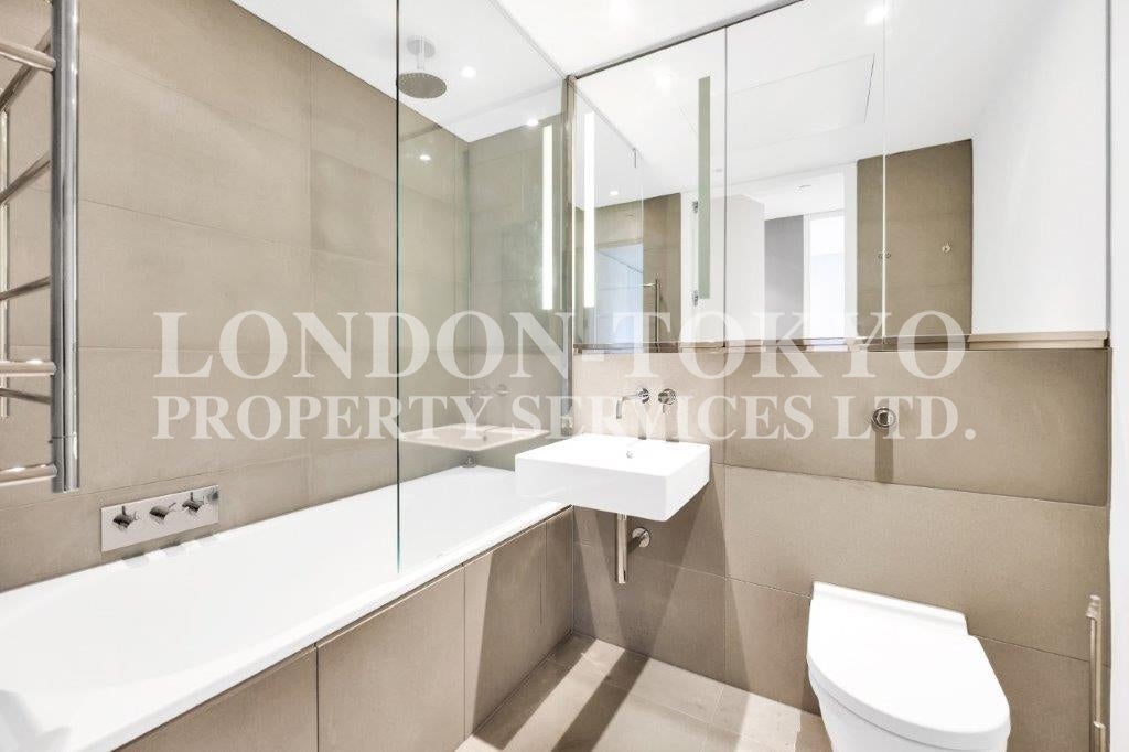 Flat Holland Street in Greater London