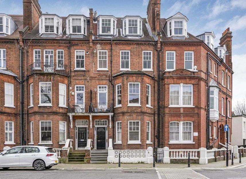 Room Addison Gardens in Greater London