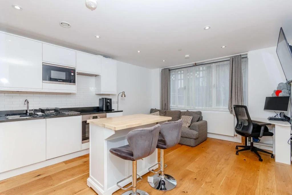 Flat Keens Road in Greater London