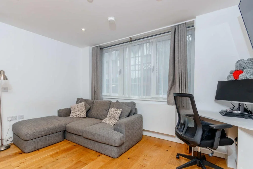 Flat Keens Road in Greater London