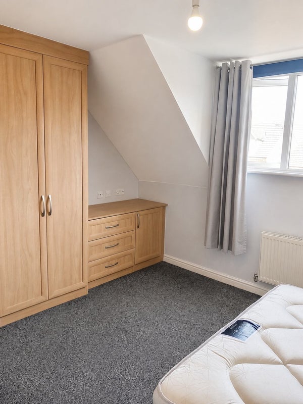 Room Lawnhurst Avenue in Manchester